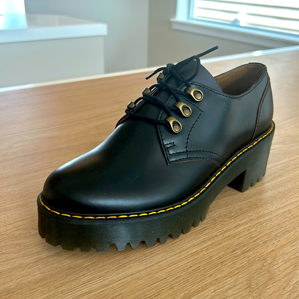 NWOB Dr Marten Leona left shoe